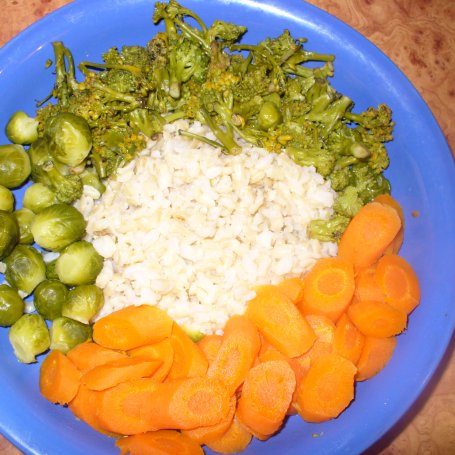 Krok 4 - Ryż brązowy z warzywami -brukselką ,marchewką i brokułem foto
