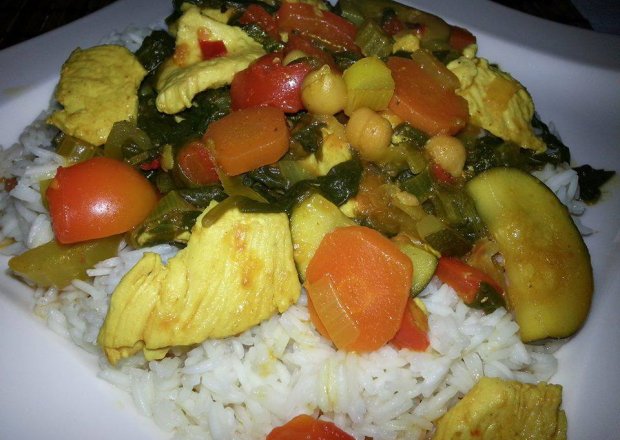 Fotografia przedstawiająca Ryż curry z ciecierzycą,warzywami i kurczakiem.