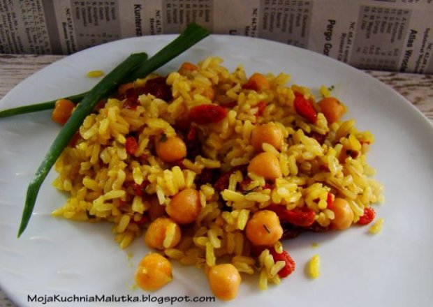 Fotografia przedstawiająca Ryż curry z cieciorką i owocami goji