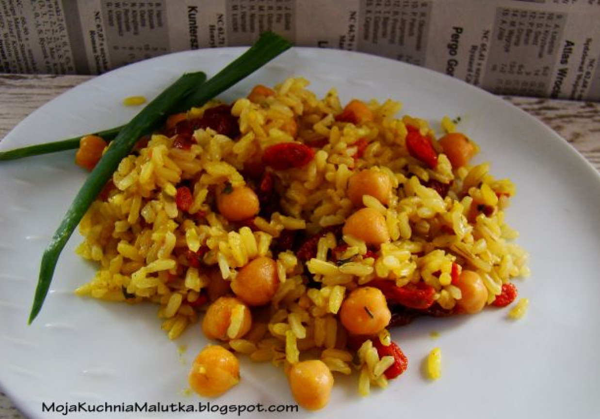 Ryż curry z cieciorką i owocami goji foto