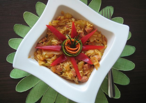Fotografia przedstawiająca Ryż curry z cukinią i boczkiem