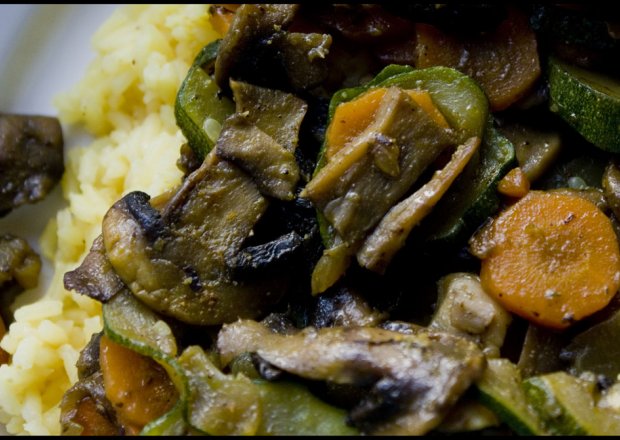 Fotografia przedstawiająca Ryż curry z duszonymi warzywami