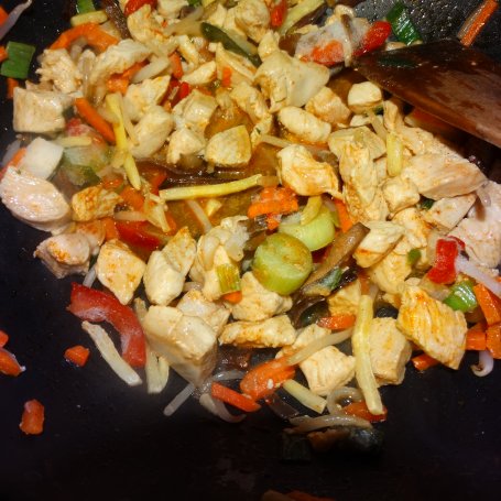 Krok 2 - Ryż curry z kurczakiem i warzywami foto
