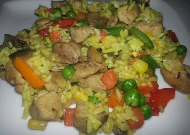 Fotografia przedstawiająca Ryż curry  z kurczakiem i warzywami