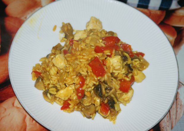 Fotografia przedstawiająca Ryż curry z kurczakiem i warzywami