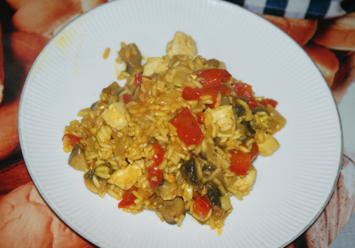 Ryż curry z kurczakiem i warzywami foto