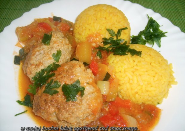 Fotografia przedstawiająca ryż curry z mielonym w sosie warzywnym...