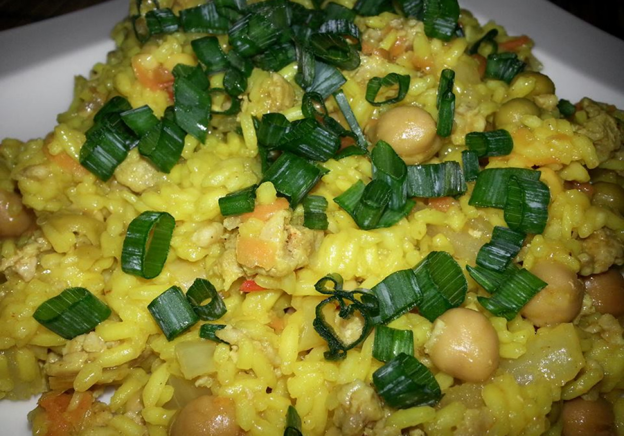 Ryż curry z mięsem mielonym. foto