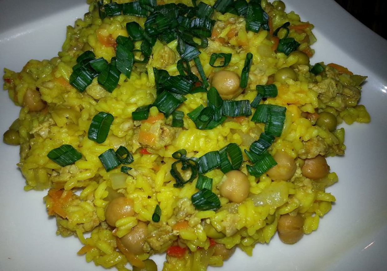 Ryż curry z mięsem mielonym. foto