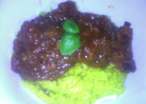 Fotografia przedstawiająca ryż curry z sosem pomidorowym