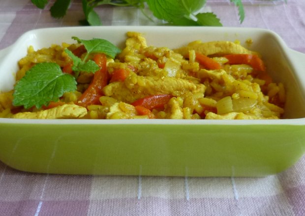 Fotografia przedstawiająca Ryż curry z warzywami i kurczakiem