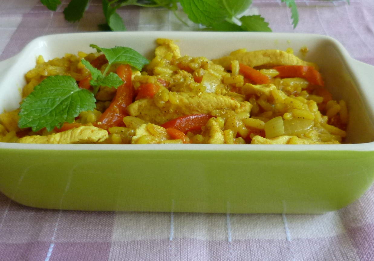 Ryż curry z warzywami i kurczakiem  foto