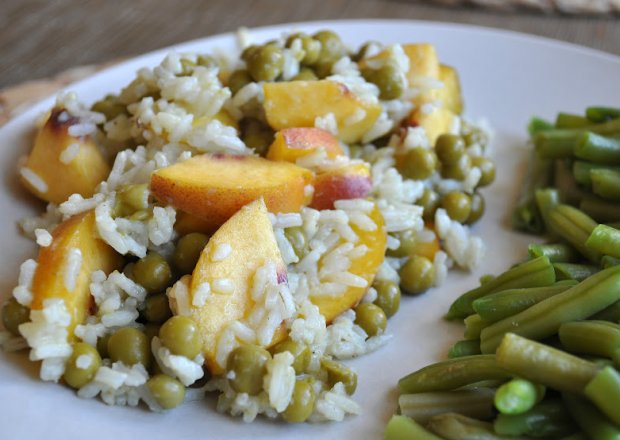 Fotografia przedstawiająca ryż curry z zielonym groszkiem i brzoskwinią