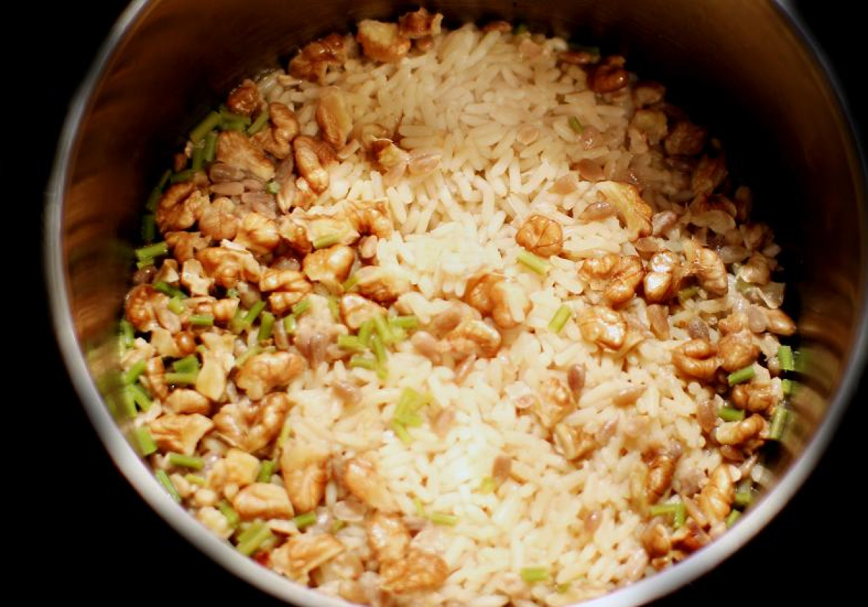 Ryż gotowany z orzechami włoskimi i pietruszką foto