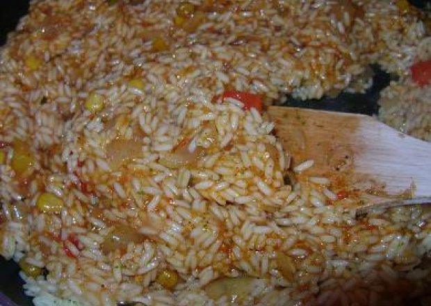Fotografia przedstawiająca ryż gotowany z sosem słodko kwaśnym