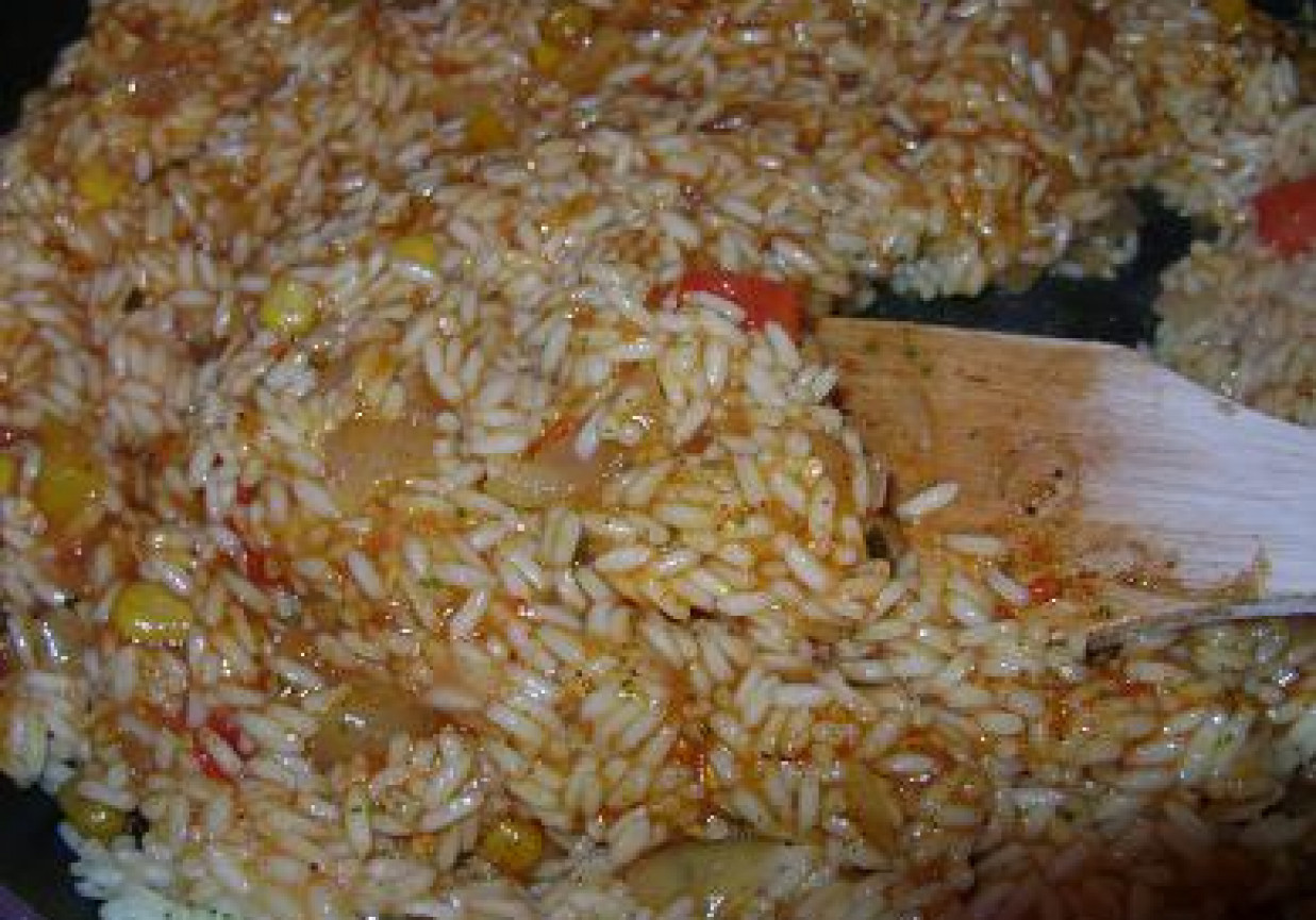 ryż gotowany z sosem słodko kwaśnym foto