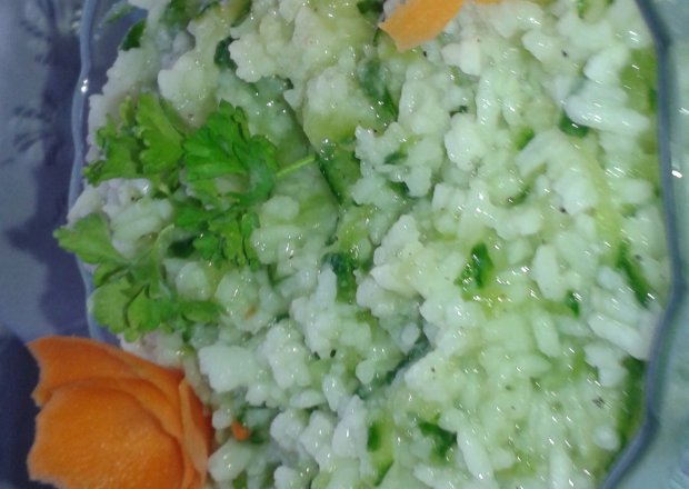 Fotografia przedstawiająca Ryż gotowany z zielonym ogórkiem