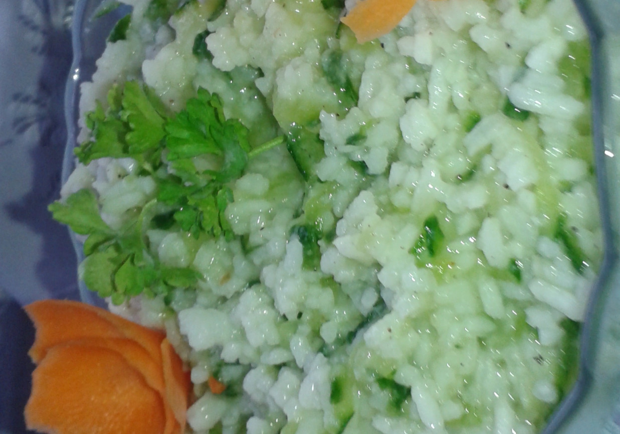 Ryż gotowany z zielonym ogórkiem  foto