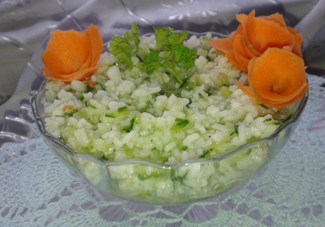 Ryż gotowany z zielonym ogórkiem  foto