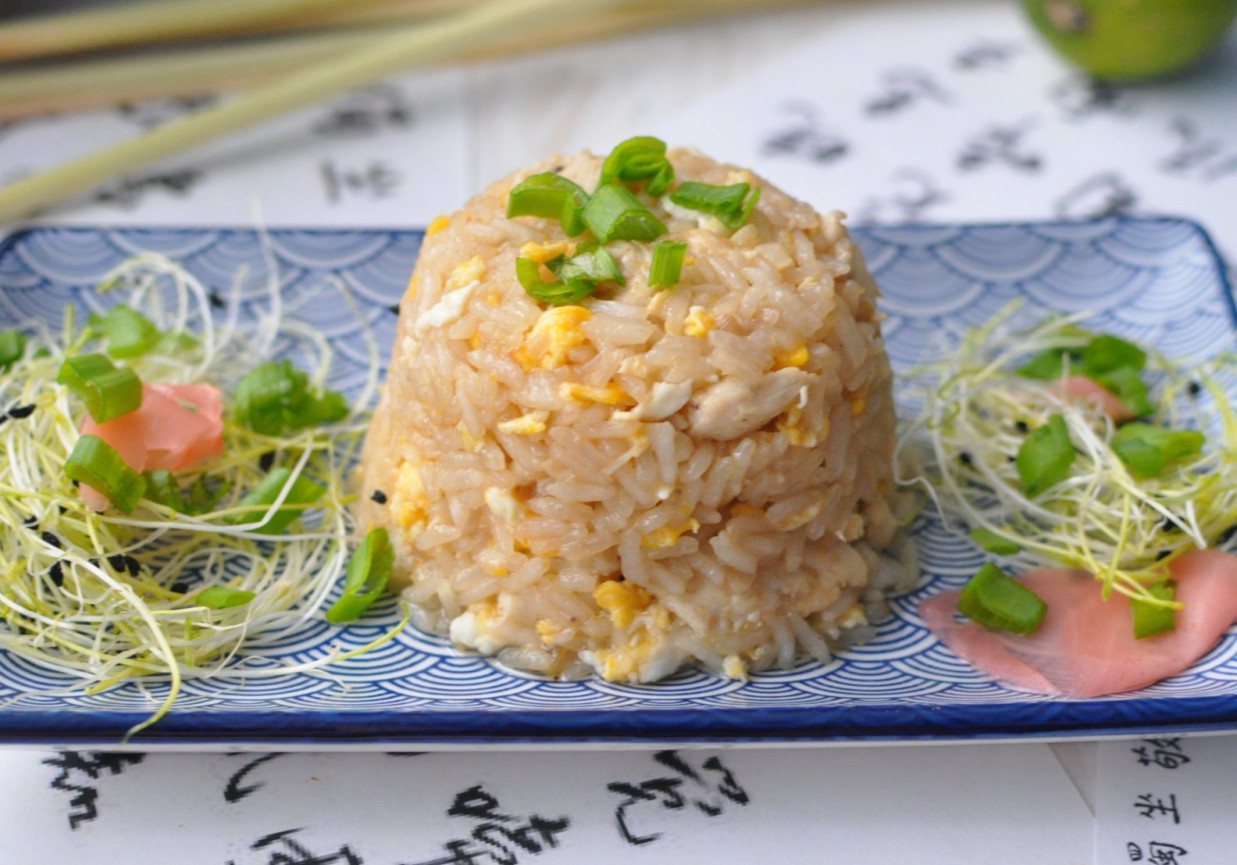 Ryż jaśminowy z kurczakiem po tajsku foto