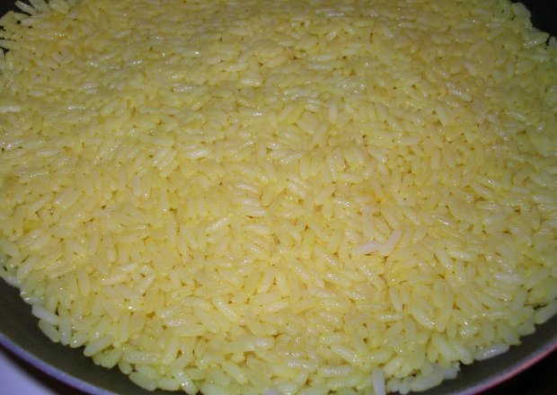 Fotografia przedstawiająca Ryż na maśle z kurkumą