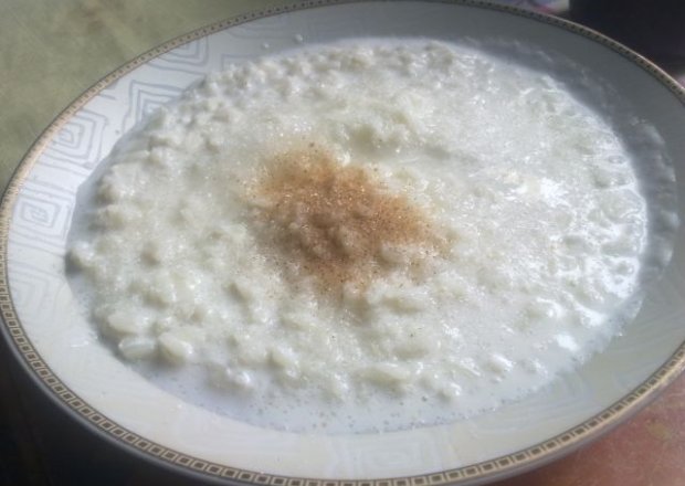 Fotografia przedstawiająca ryż na mleku z cynamonem