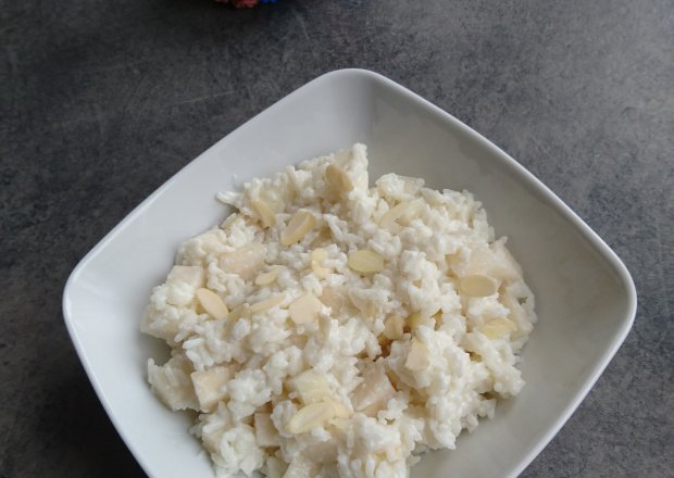Fotografia przedstawiająca Ryż na mleku z gruszką i płatkami migdałów
