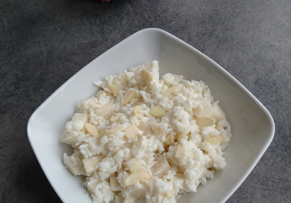 Ryż na mleku z gruszką i płatkami migdałów foto