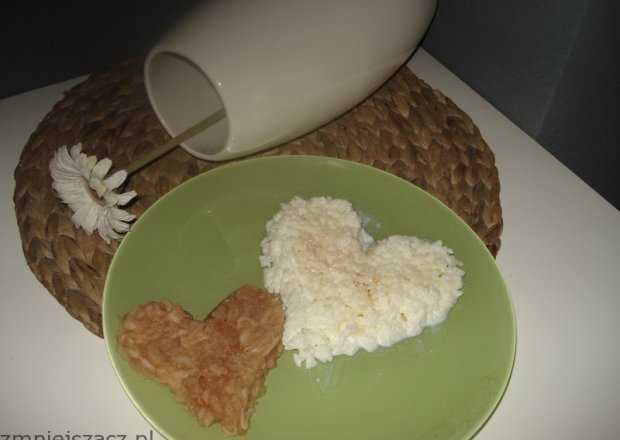 Fotografia przedstawiająca Ryż na mleku z jabłakmi i cynamonem
