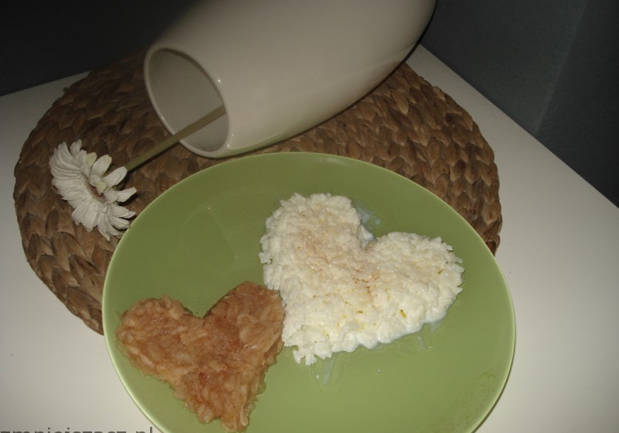 Ryż na mleku z jabłakmi i cynamonem foto
