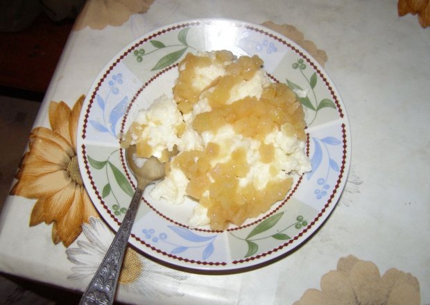 Fotografia przedstawiająca ryż na mleku z jablkami