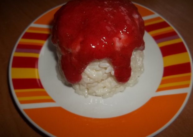Fotografia przedstawiająca Ryż na mleku z musem truskawkowym