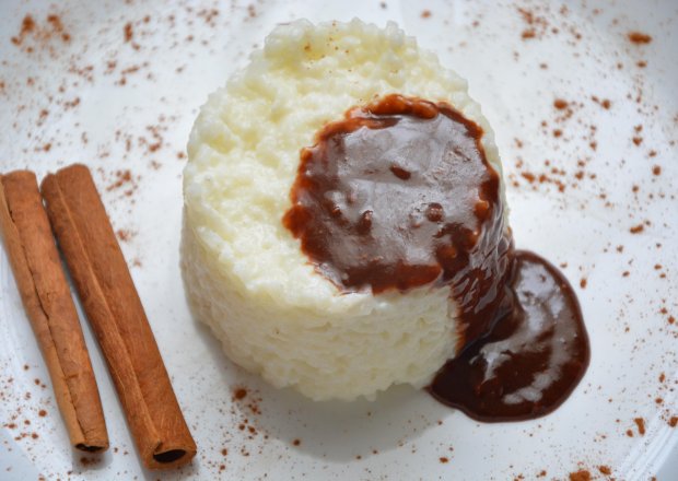 Fotografia przedstawiająca Ryż na mleku z sosem czekoladowym