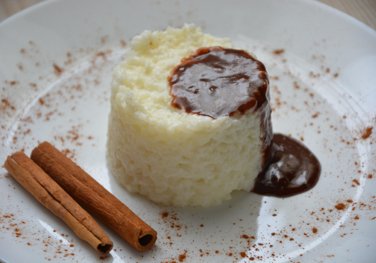 Ryż na mleku z sosem czekoladowym foto