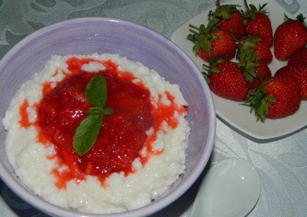 Fotografia przedstawiająca Ryż na mleku z sosem truskawkowym
