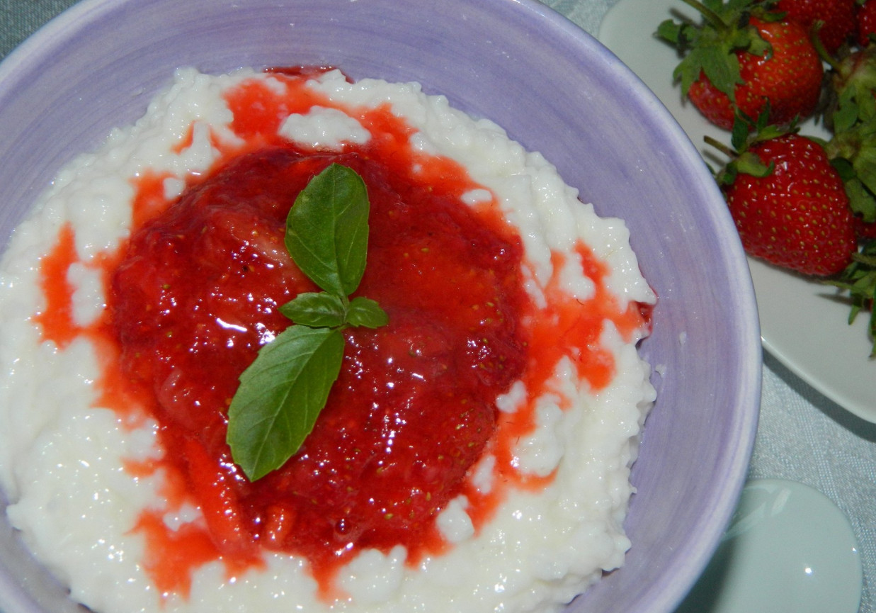 Ryż na mleku z sosem truskawkowym foto