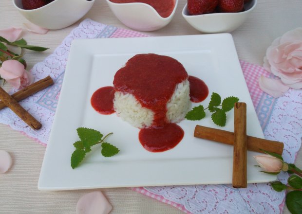 Fotografia przedstawiająca Ryż na mleku z truskawkami.