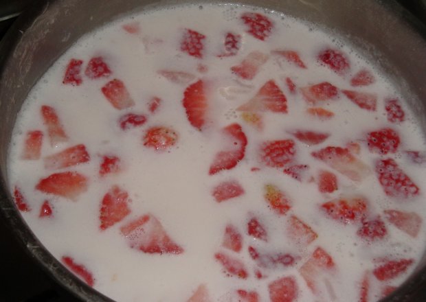 Fotografia przedstawiająca Ryż na mleku z truskawkami