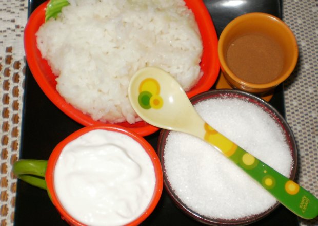 Fotografia przedstawiająca Ryż na mleku ze śmietaną , cukrem i cynamonem: