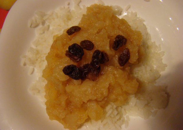 Fotografia przedstawiająca Ryż na słodko z jabłkiem i rodzynkami