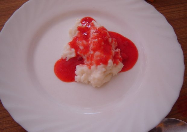Fotografia przedstawiająca Ryż na słodko z musem truskawkowym