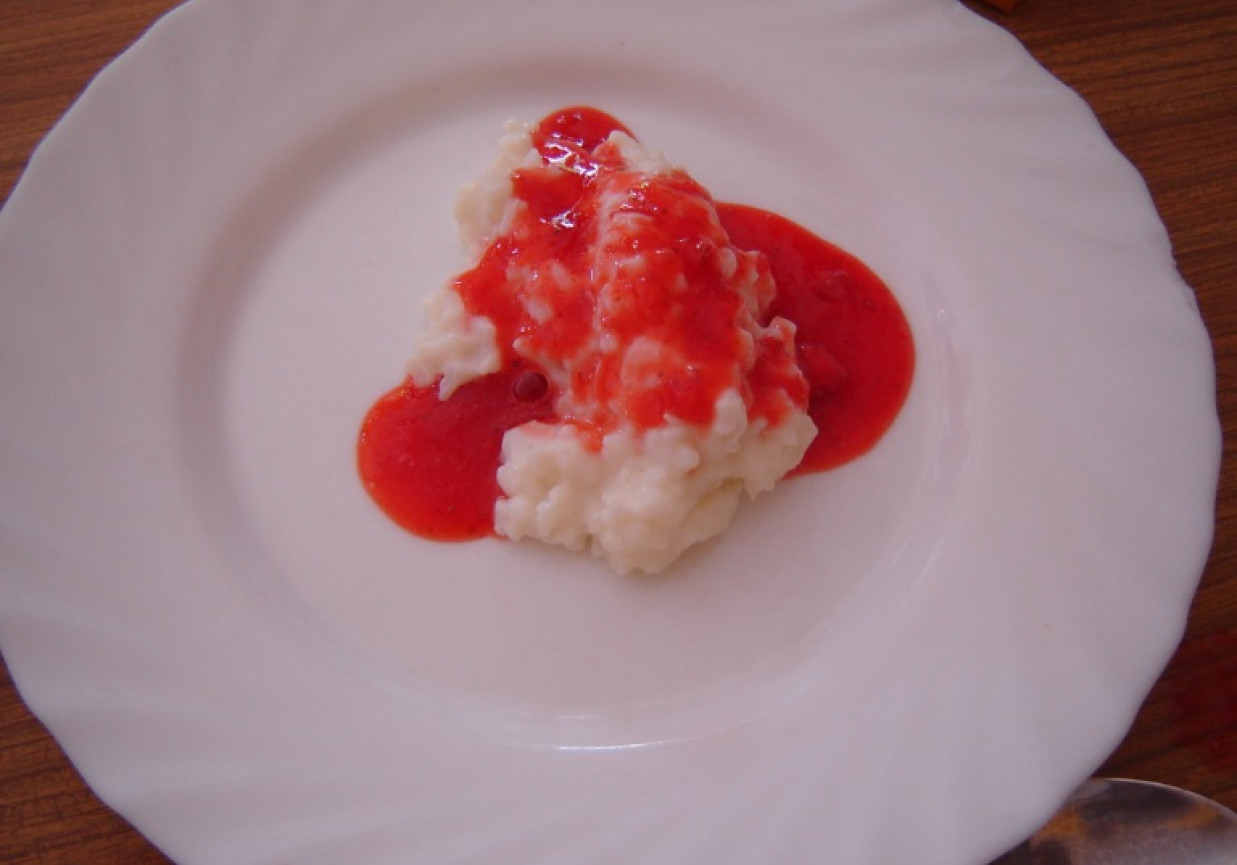 Ryż na słodko z musem truskawkowym foto