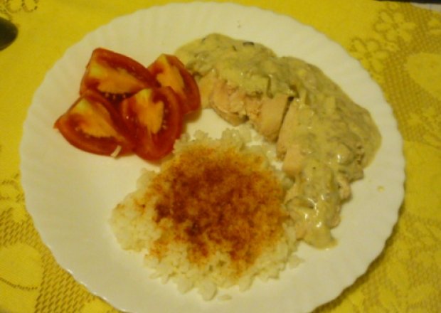 Fotografia przedstawiająca Ryż na sypko i pierś  z kurczaka pod grzybowym sosem