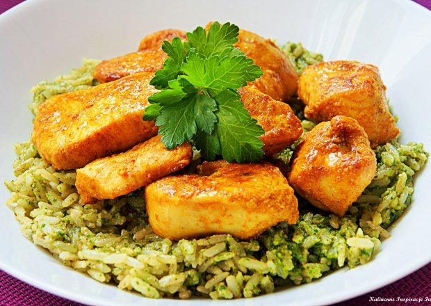 Fotografia przedstawiająca Ryż pełnoziarnisty z pesto pietruszkowym i kurczakiem curry