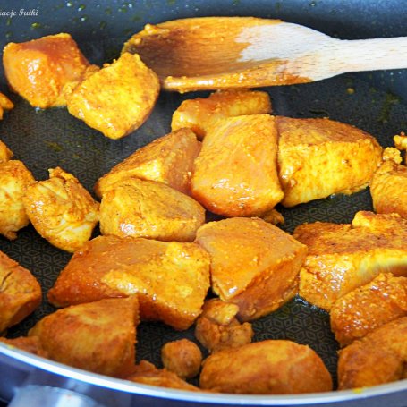 Krok 3 - Ryż pełnoziarnisty z pesto pietruszkowym i kurczakiem curry foto