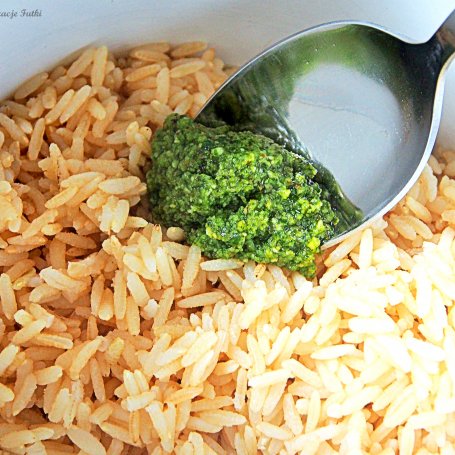 Krok 4 - Ryż pełnoziarnisty z pesto pietruszkowym i kurczakiem curry foto