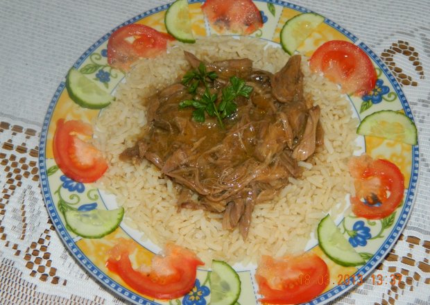 Fotografia przedstawiająca Ryż pełnoziarnisty z sosem z kaczki