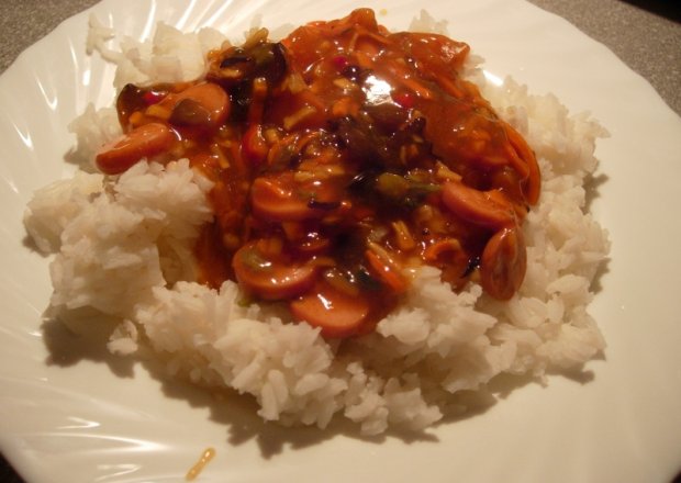 Fotografia przedstawiająca Ryż po chińsku z parówkami