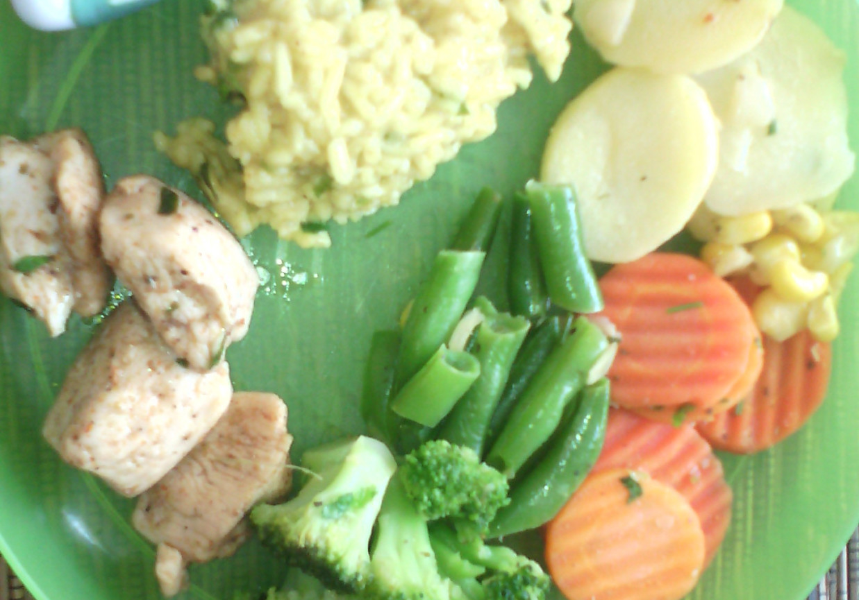 Ryż po indyjsku z kurczakiem i warzywami foto