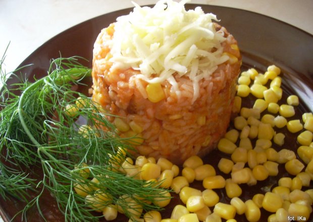 Fotografia przedstawiająca Ryż pomidorowy z kukurydzą i serem